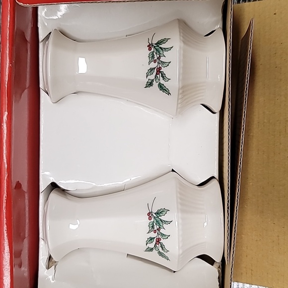 NIKKO CHRISTMAS SALT AND PEPPER SHAKERS WITH BOX. - Picture 1 of 9